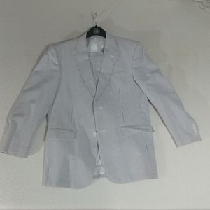 2 Piece Men's suit. 41 R jacket. 35/32 pant.